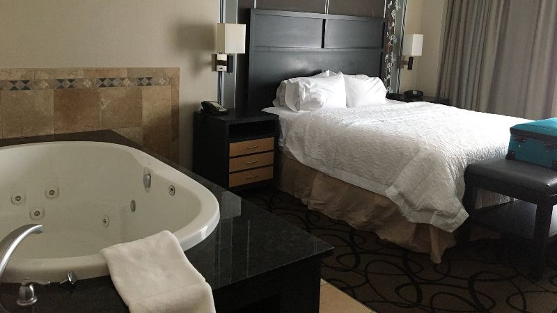 Hampton Inn & Suites Buffalo Downtown, room with private jacuzzi, photo 1