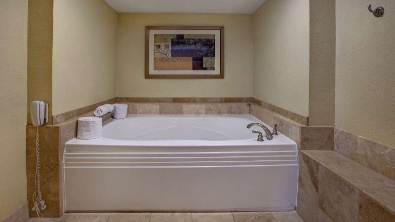 Hampton Inn Ft. Wayne-Southwest, room with private jacuzzi, photo 1