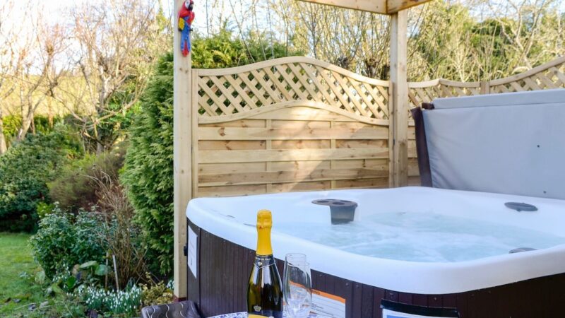 Hazelmere, Rattray, near Blairgowrie, cabin with a private hot tub