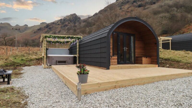 JENNY – CROSSGATE LUXURY GLAMPING, cabin with a private hot tub