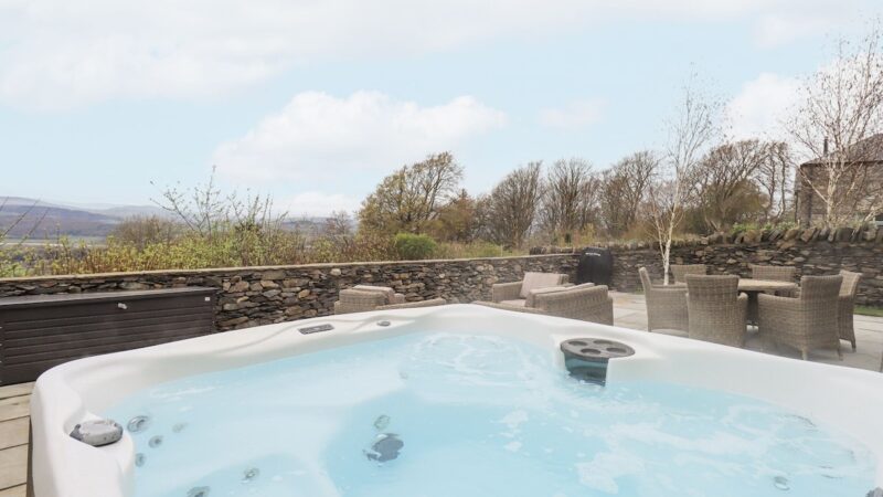 KEEPERS COTTAGE, cabin with a private hot tub