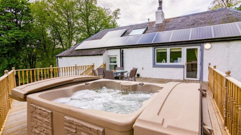 Keepers Cottage, cabin with a private hot tub