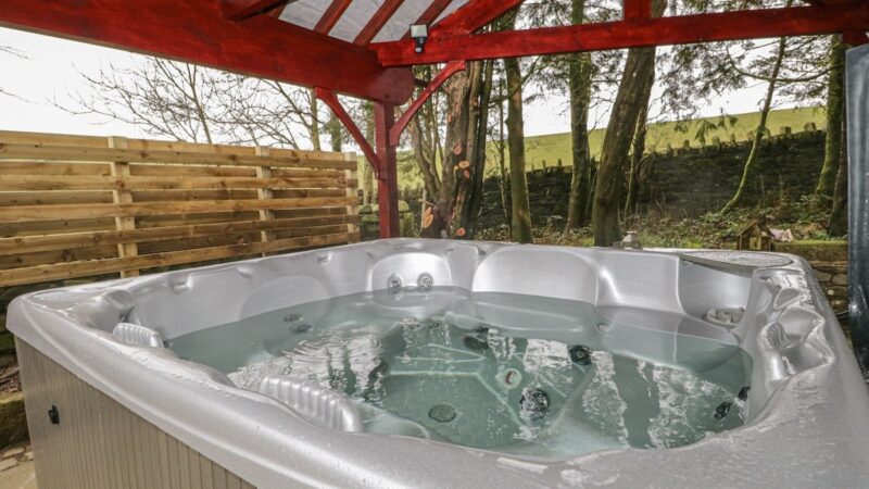 LAITHE COTTAGE, cabin with a private hot tub