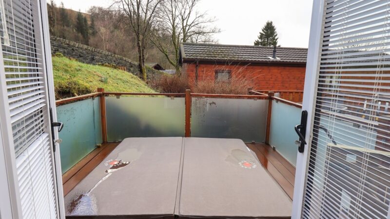 LAKELAND VIEW LODGE, cabin with a private hot tub