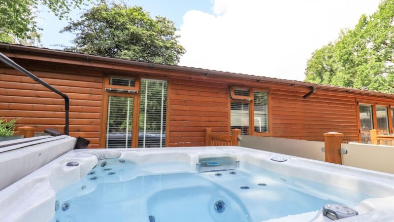 LAKES LODGE, cabin with a private hot tub