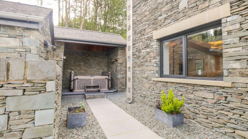LAKESIDE AT LOUPER WEIR, cabin with a private hot tub