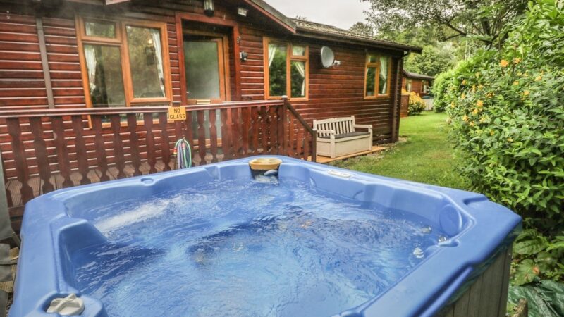 LANGDALE LODGE, cabin with a private hot tub