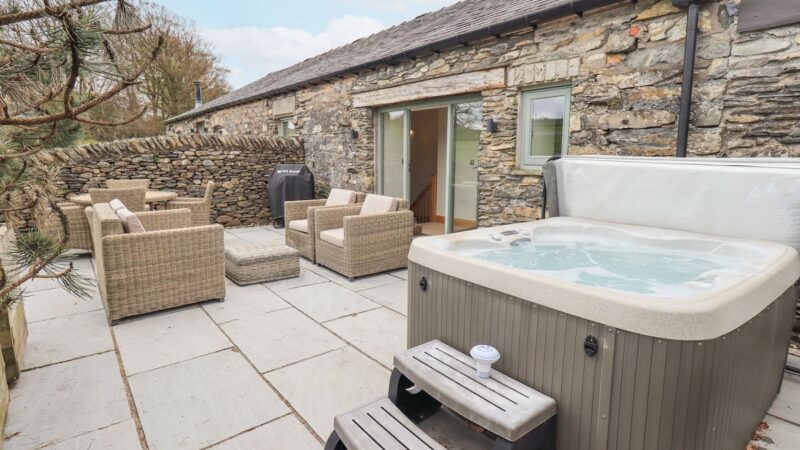 LIME COTTAGE, cabin with a private hot tub