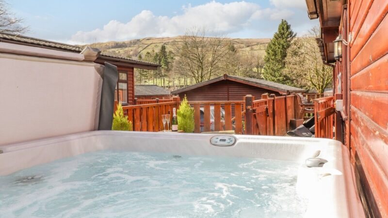 LIMEFITT LODGE, cabin with a private hot tub