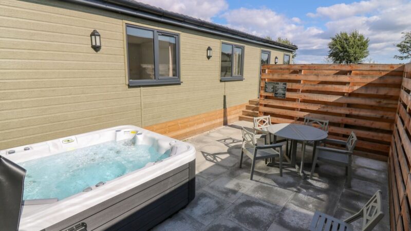 LODGE 16 – THE ERICHT, cabin with a private hot tub