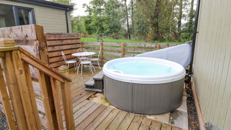 LODGE 19 – ISLA, cabin with a private hot tub