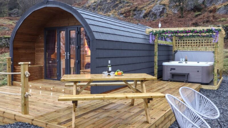 LOVIES PLACE – CROSSGATE LUXURY GLAMPING, cabin with a private hot tub