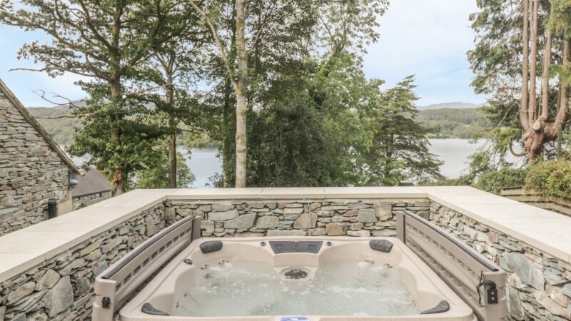LOWER LAKE VIEW, cabin with a private hot tub