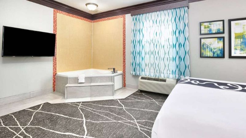 La Quinta Inn & Suites by Wyndham Little Rock – Bryant, room with private jacuzzi, photo 1