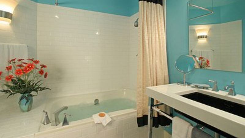 Lookout Point Lakeside Inn, room with private jacuzzi, photo 1