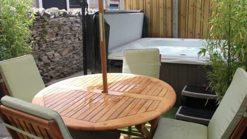 MRS PUDDLEDUCKS, cabin with a private hot tub