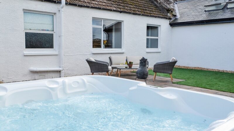 Maryland Cottage, Aberargie, near Perth, cabin with a private hot tub