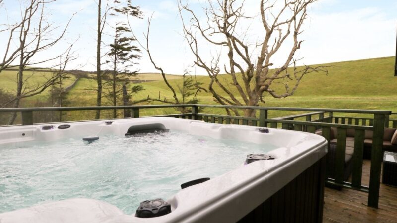 OAK LODGE, cabin with a private hot tub