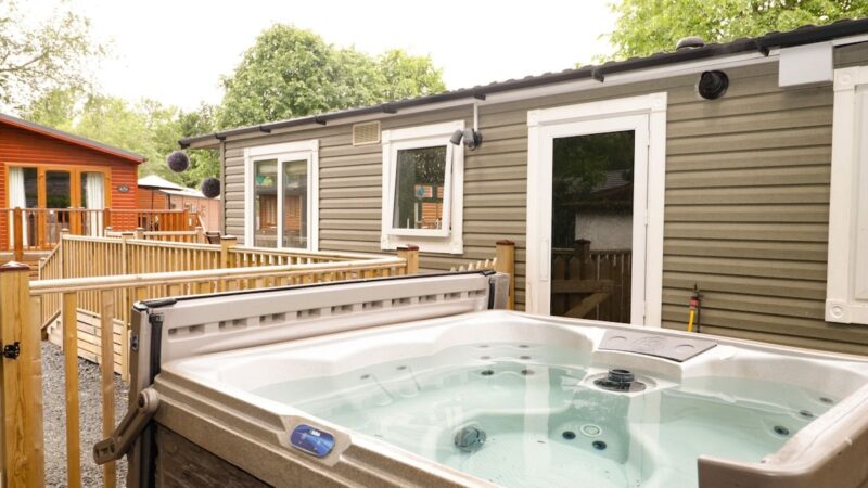 OWLS NOOK LODGE, cabin with a private hot tub