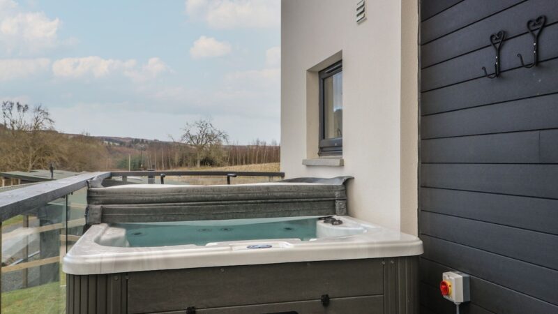 Osprey View in Aberfeldy, cabin with a private hot tub