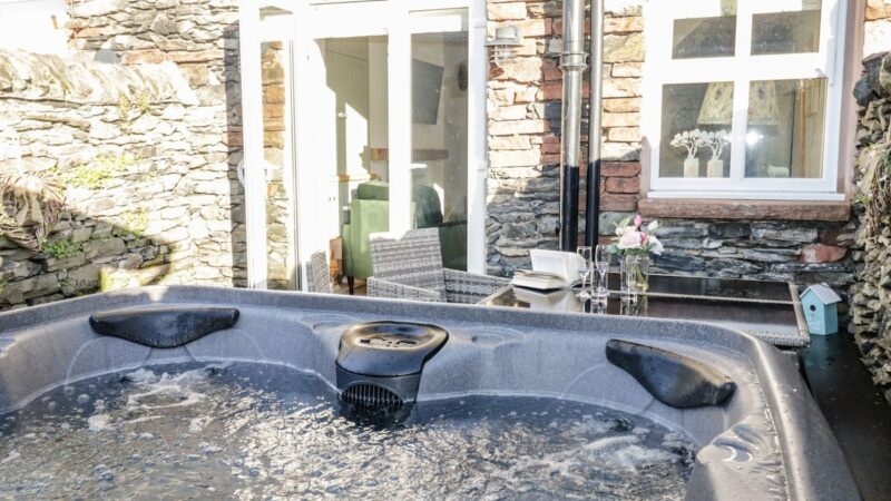 POTTERGILL, cabin with a private hot tub