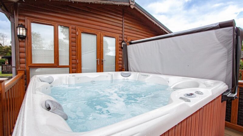 Potters Lodge, cabin with a private hot tub