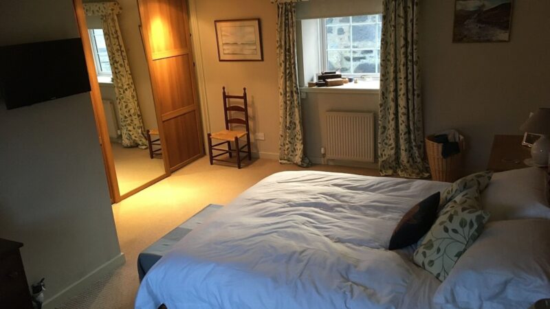 Quaint cottage in the heart of the village, cabin with a private hot tub