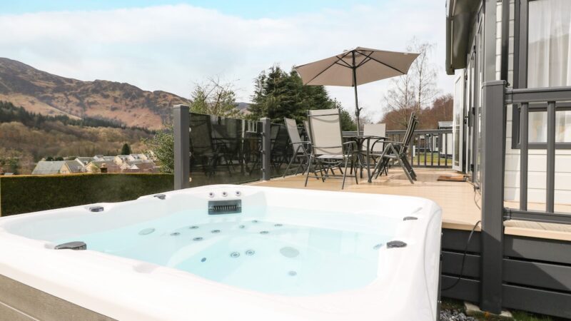 RED KITE LODGE, cabin with a private hot tub