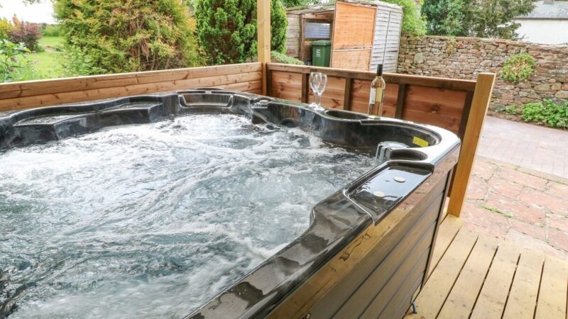 ROCK COTTAGE, cabin with a private hot tub