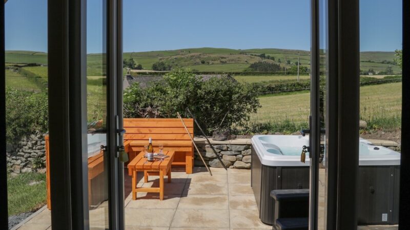 ROWAN, cabin with a private hot tub