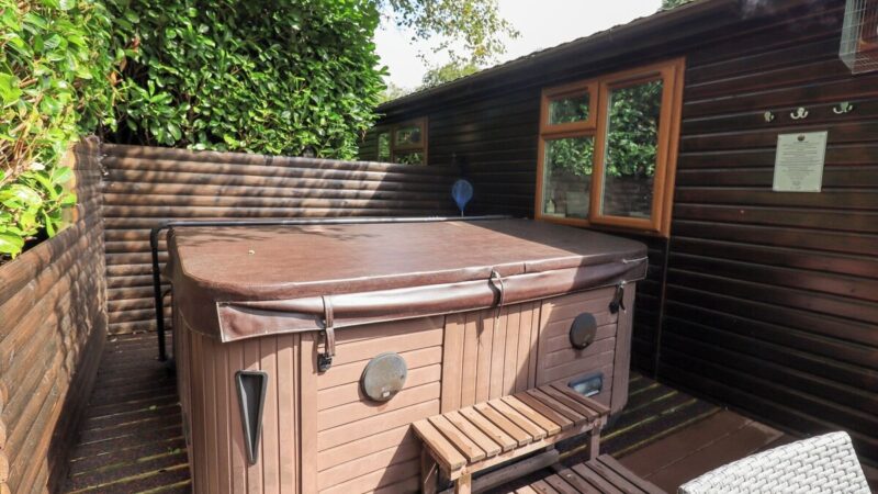 RYDAL LODGE, cabin with a private hot tub