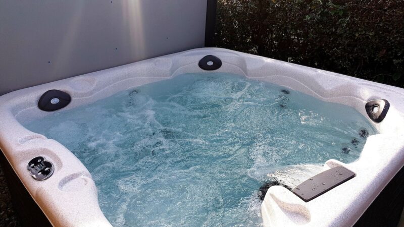 Rubys Cottage, Crieff, cabin with a private hot tub