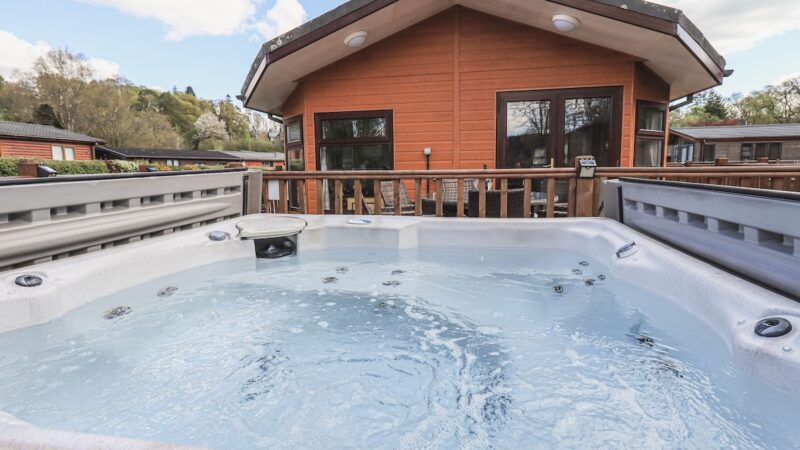 SUNNY BROW LODGE, cabin with a private hot tub