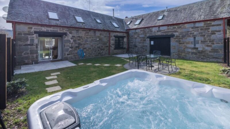Smiddy Cottage, cabin with a private hot tub