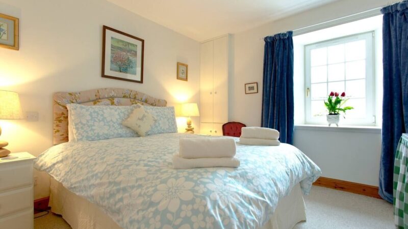 Steading Cottage Crieff, cabin with a private hot tub