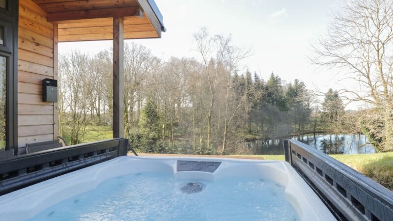 TARN LODGE, cabin with a private hot tub