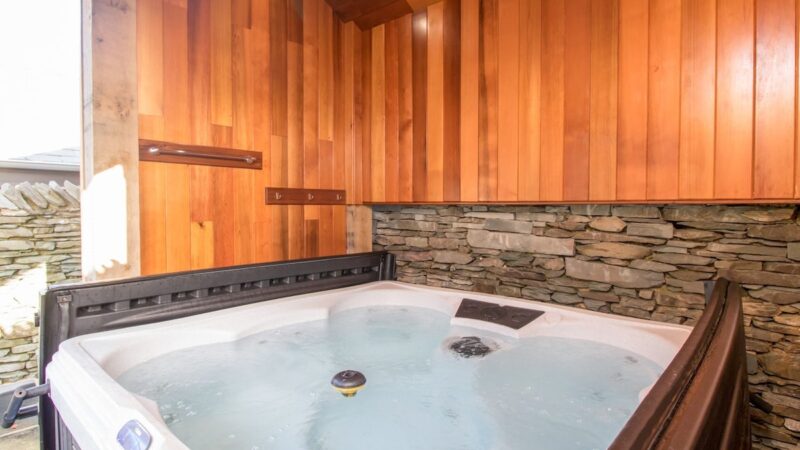 THE BOAT HOUSE AT LOUPER WEIR, cabin with a private hot tub
