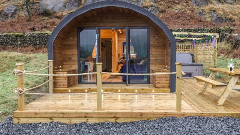 THE SHEARER – CROSSGATE LUXURY GLAMPING, cabin with a private hot tub