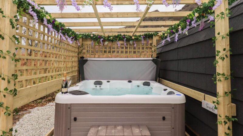 THE STAG – CROSSGATE LUXURY GLAMPING, cabin with a private hot tub