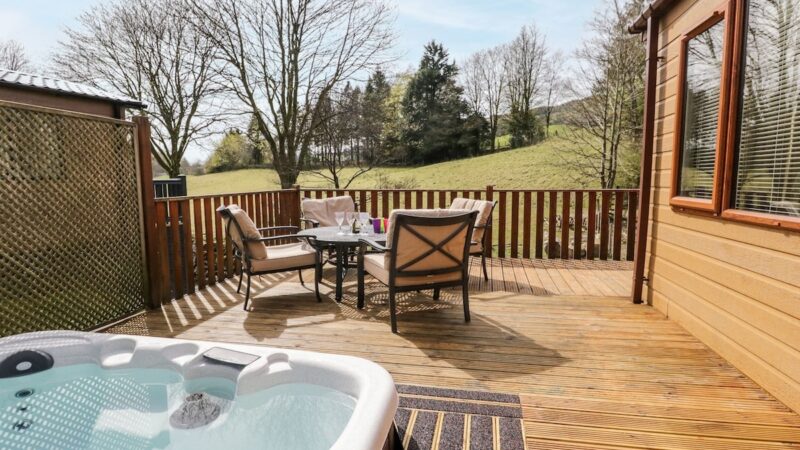 TROUTBECK LODGE, cabin with a private hot tub