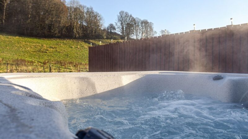 The Hoolit, Crieff, cabin with a private hot tub