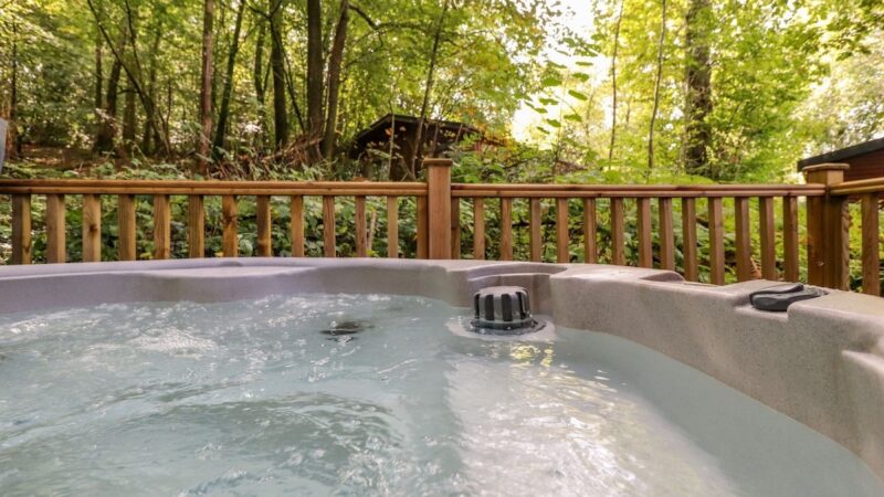 WOODLAND RETREAT, cabin with a private hot tub