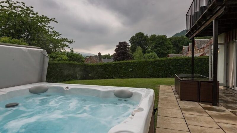 Wester Bruadair, cabin with a private hot tub