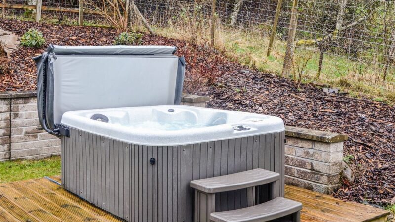 Woodside, Blairgowrie, cabin with a private hot tub