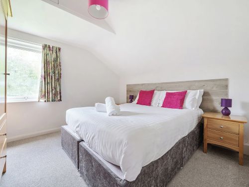 YEW – WOODLAND COTTAGES, cabin with a private hot tub, photo 3