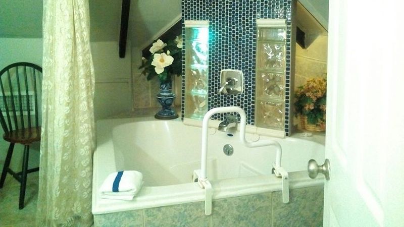 1812 Overture B&B, room with private jacuzzi, photo 3