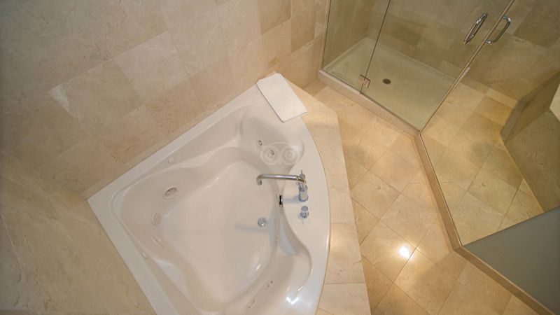 Best Western Plus Hood River Inn, room with private jacuzzi, photo 2