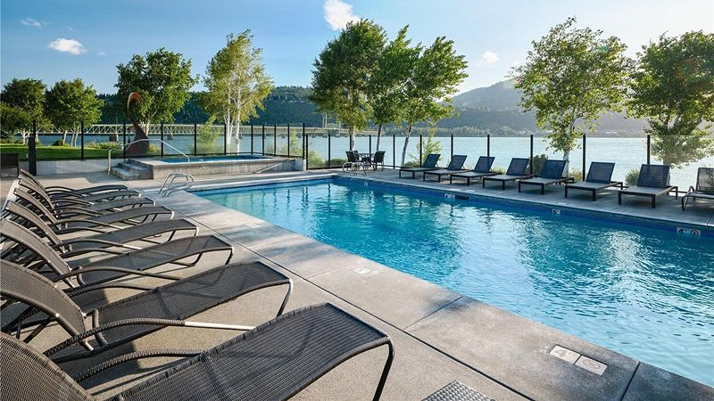 Best Western Plus Hood River Inn, room with private jacuzzi, photo 8