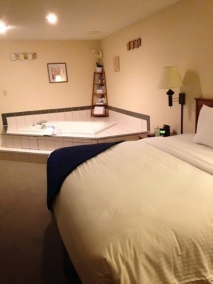 New Victorian Inn & Suites Sioux City, room with private jacuzzi, photo 1