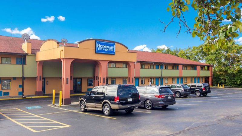 Rodeway Inn & Suites Monroeville-Pittsburgh, room with private jacuzzi, photo 6